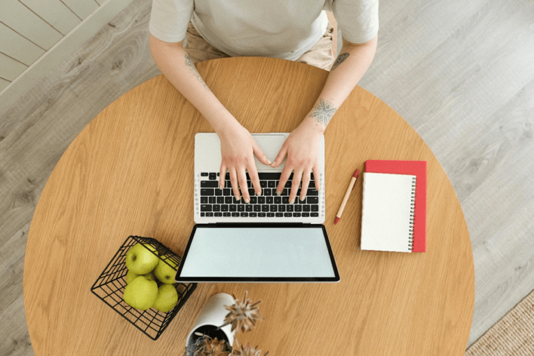 Zzp'er aan het werk achter de laptop